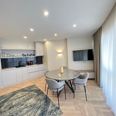 Holiday Lux Tower Batumi Esterno foto