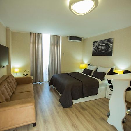 Holiday Lux Tower Batumi Esterno foto