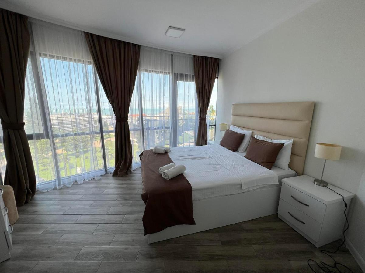 Holiday Lux Tower Batumi Esterno foto