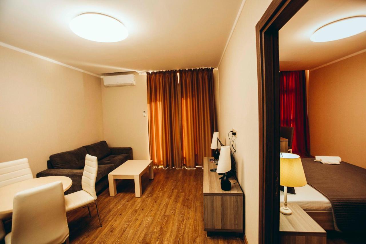 Holiday Lux Tower Batumi Esterno foto