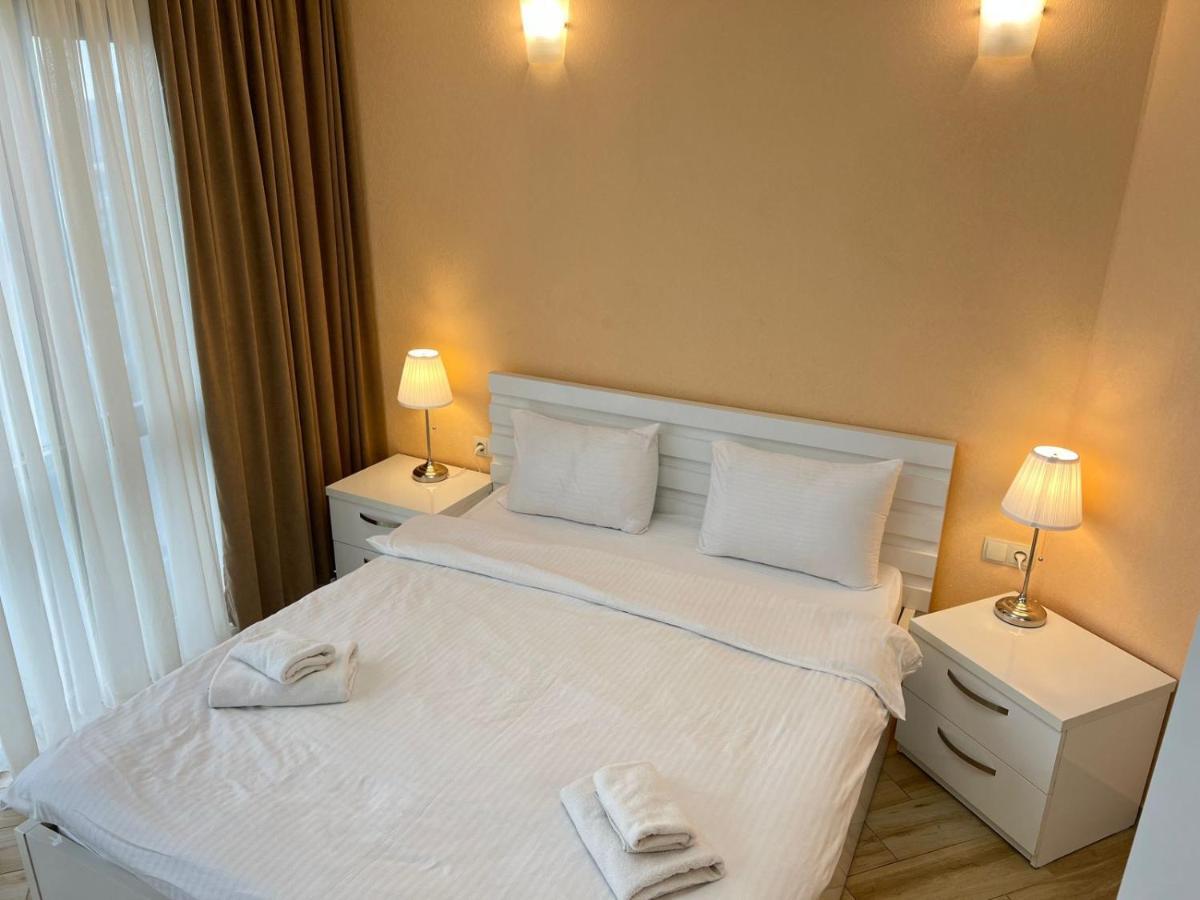 Holiday Lux Tower Batumi Esterno foto