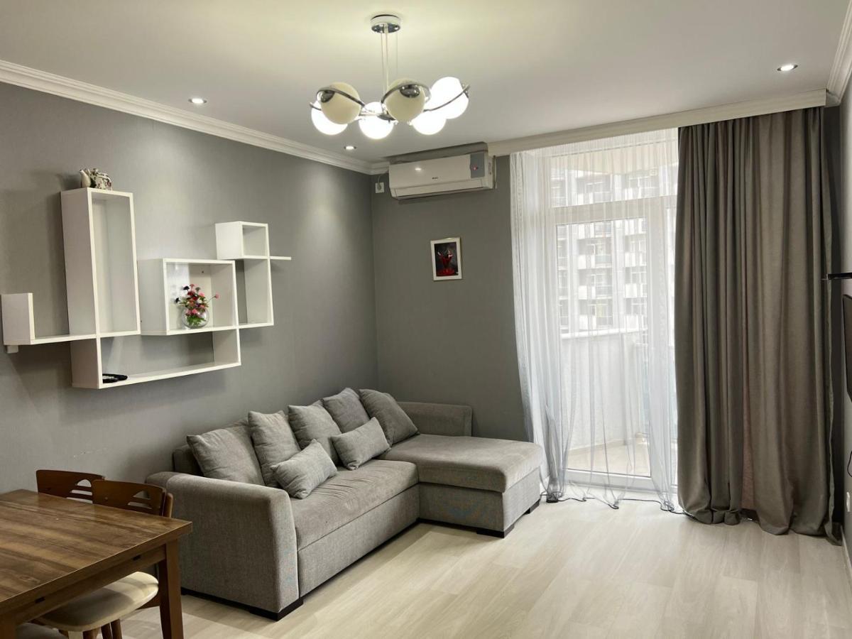 Holiday Lux Tower Batumi Esterno foto
