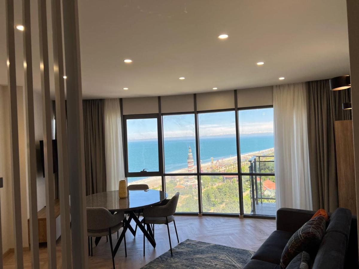Holiday Lux Tower Batumi Esterno foto