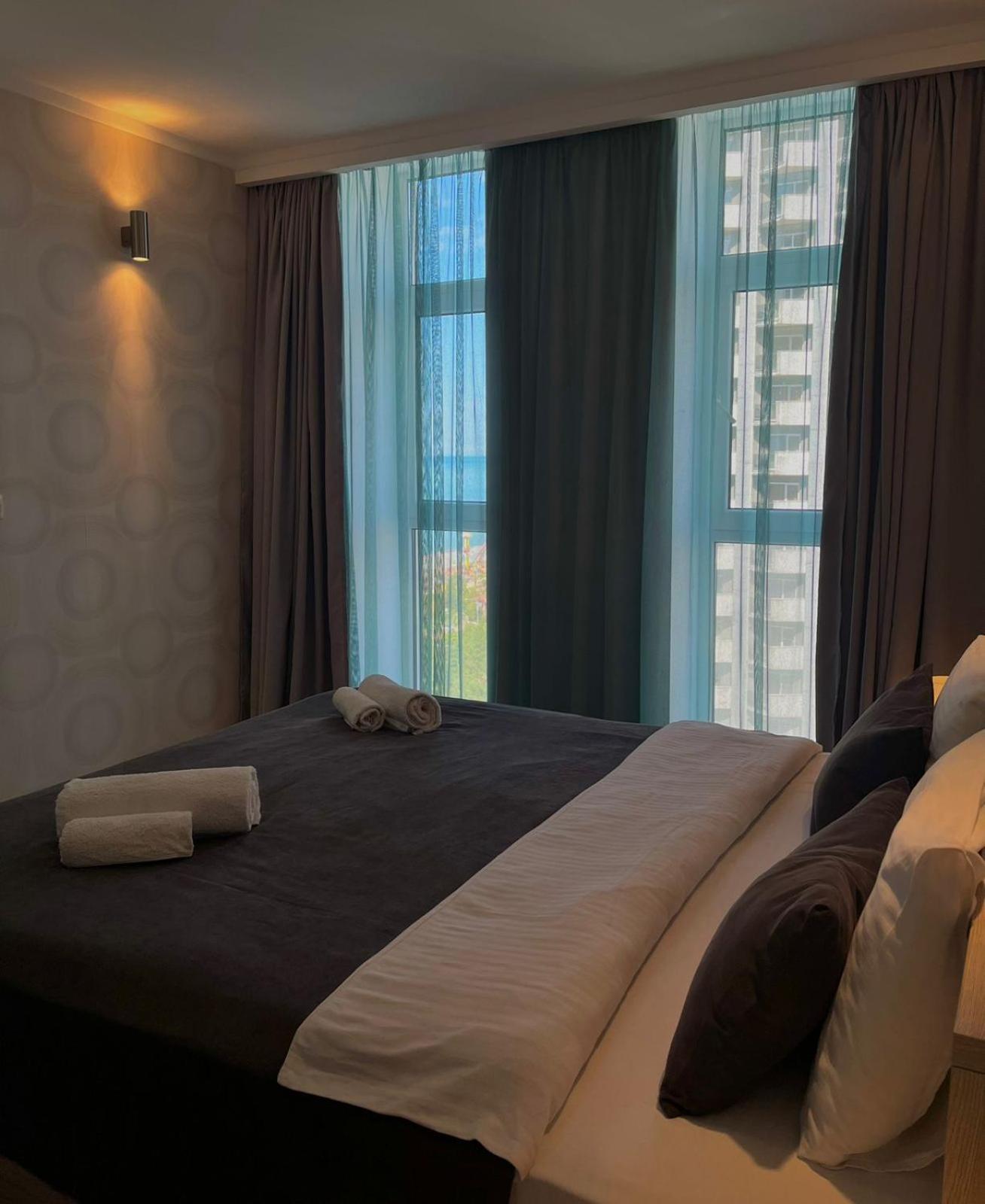 Holiday Lux Tower Batumi Esterno foto