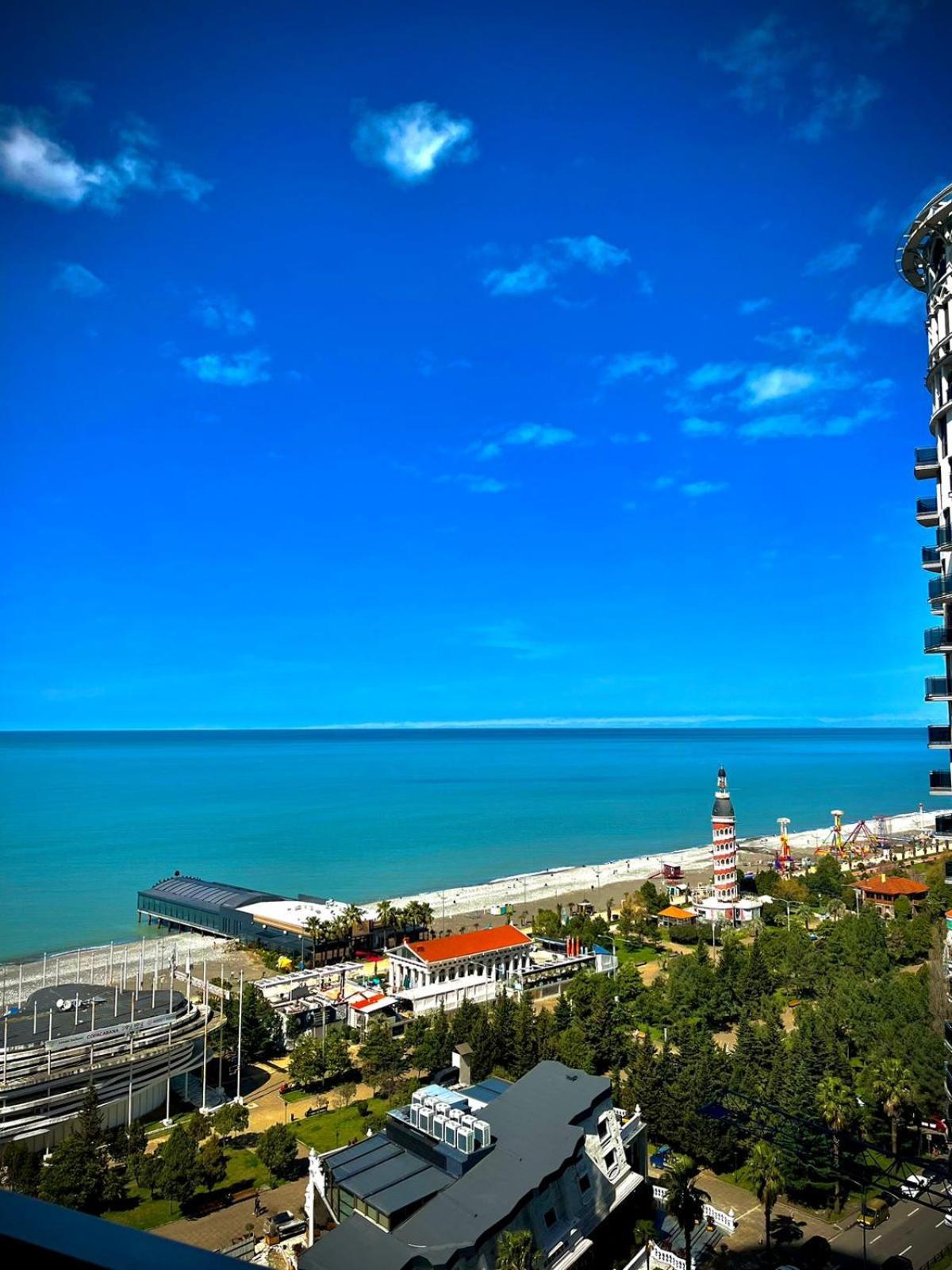 Holiday Lux Tower Batumi Esterno foto