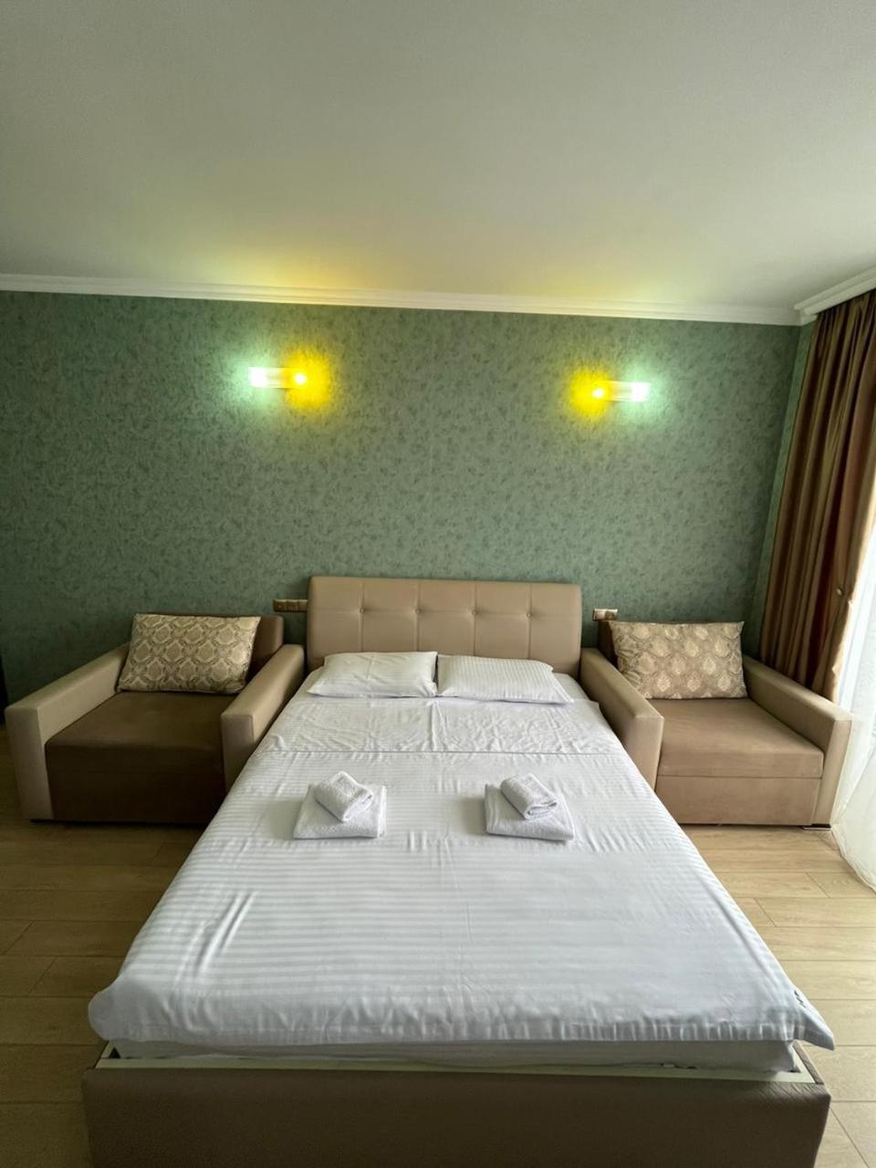 Holiday Lux Tower Batumi Esterno foto
