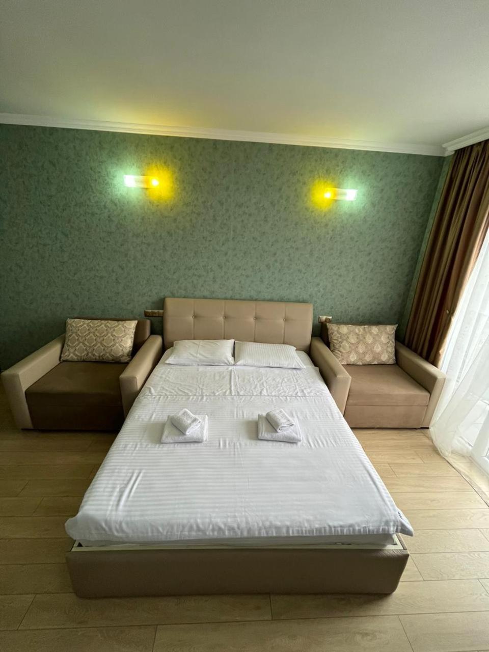Holiday Lux Tower Batumi Esterno foto
