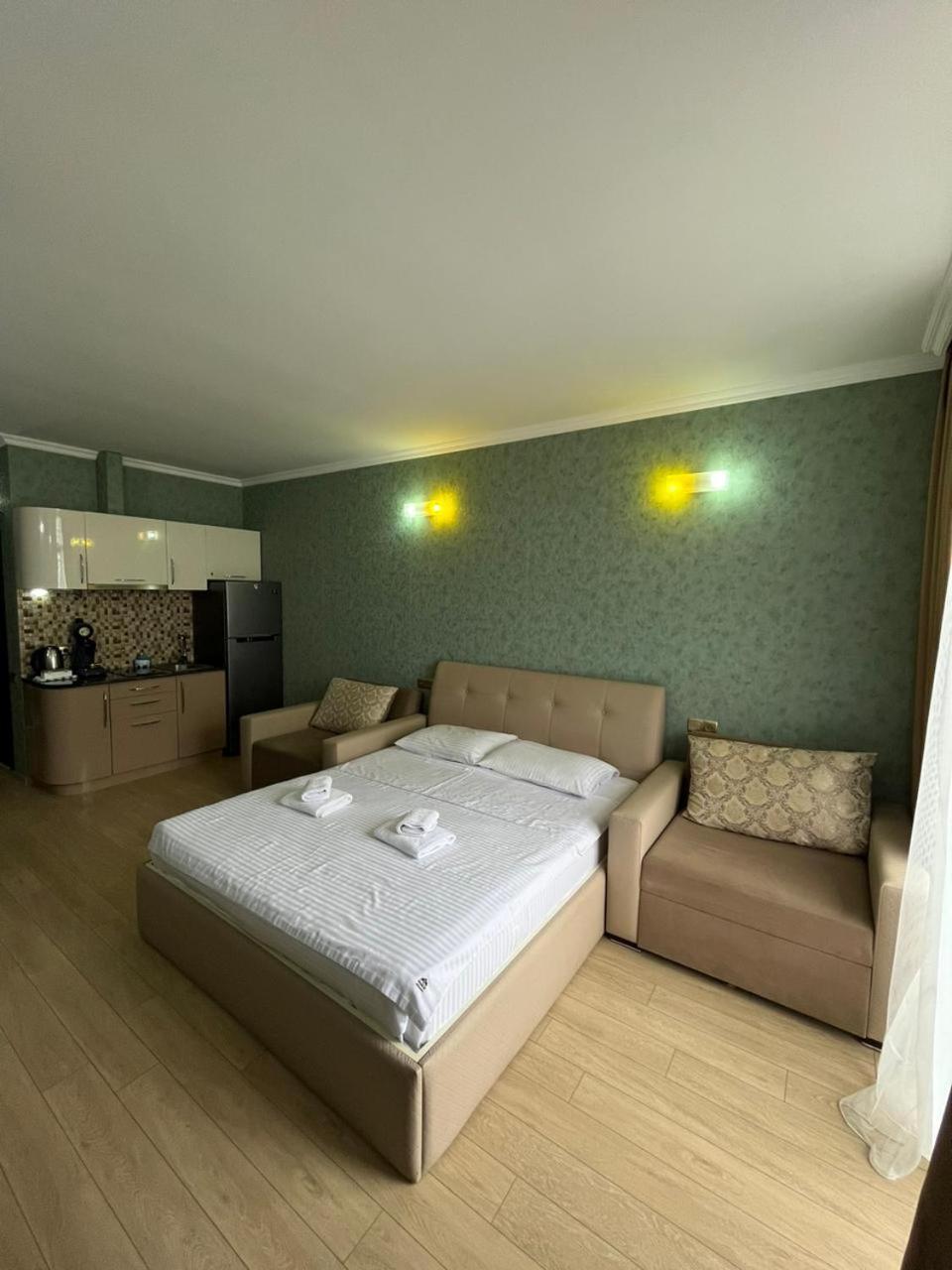 Holiday Lux Tower Batumi Esterno foto