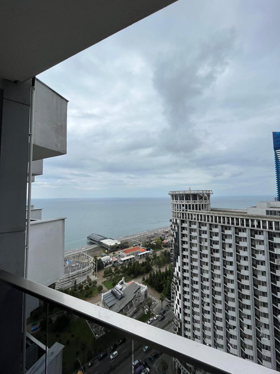 Holiday Lux Tower Batumi Esterno foto
