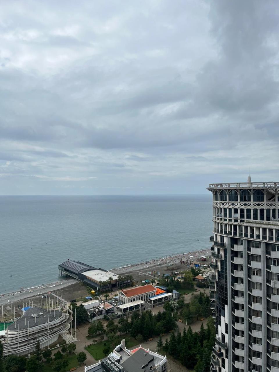 Holiday Lux Tower Batumi Esterno foto