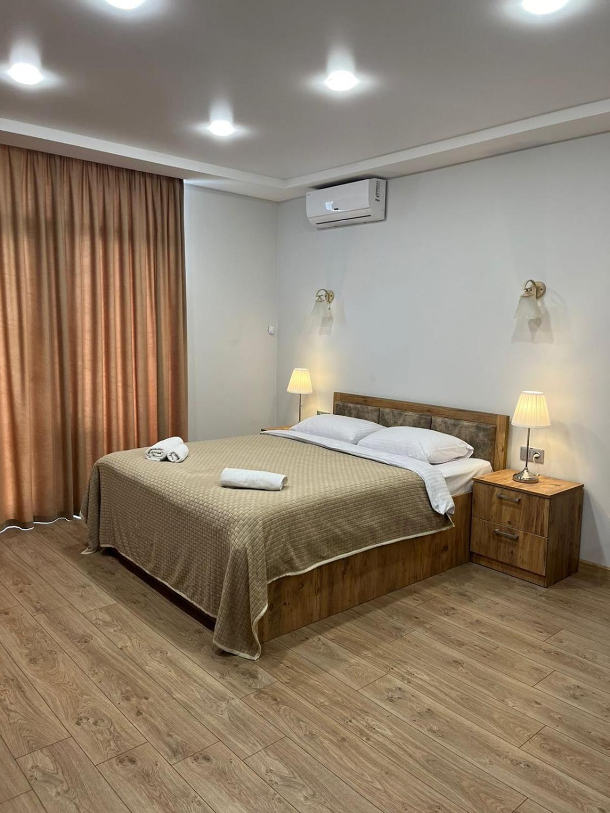 Holiday Lux Tower Batumi Esterno foto