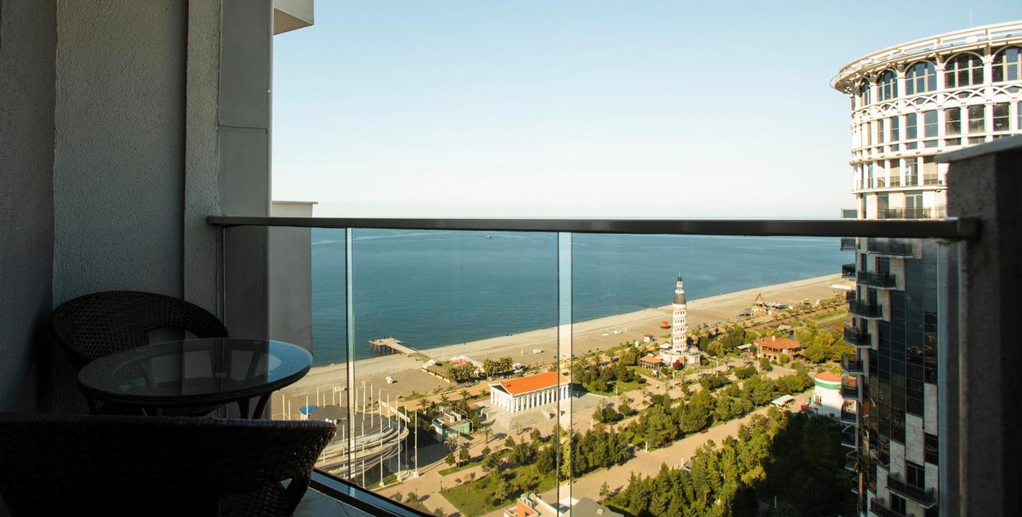 Holiday Lux Tower Batumi Esterno foto