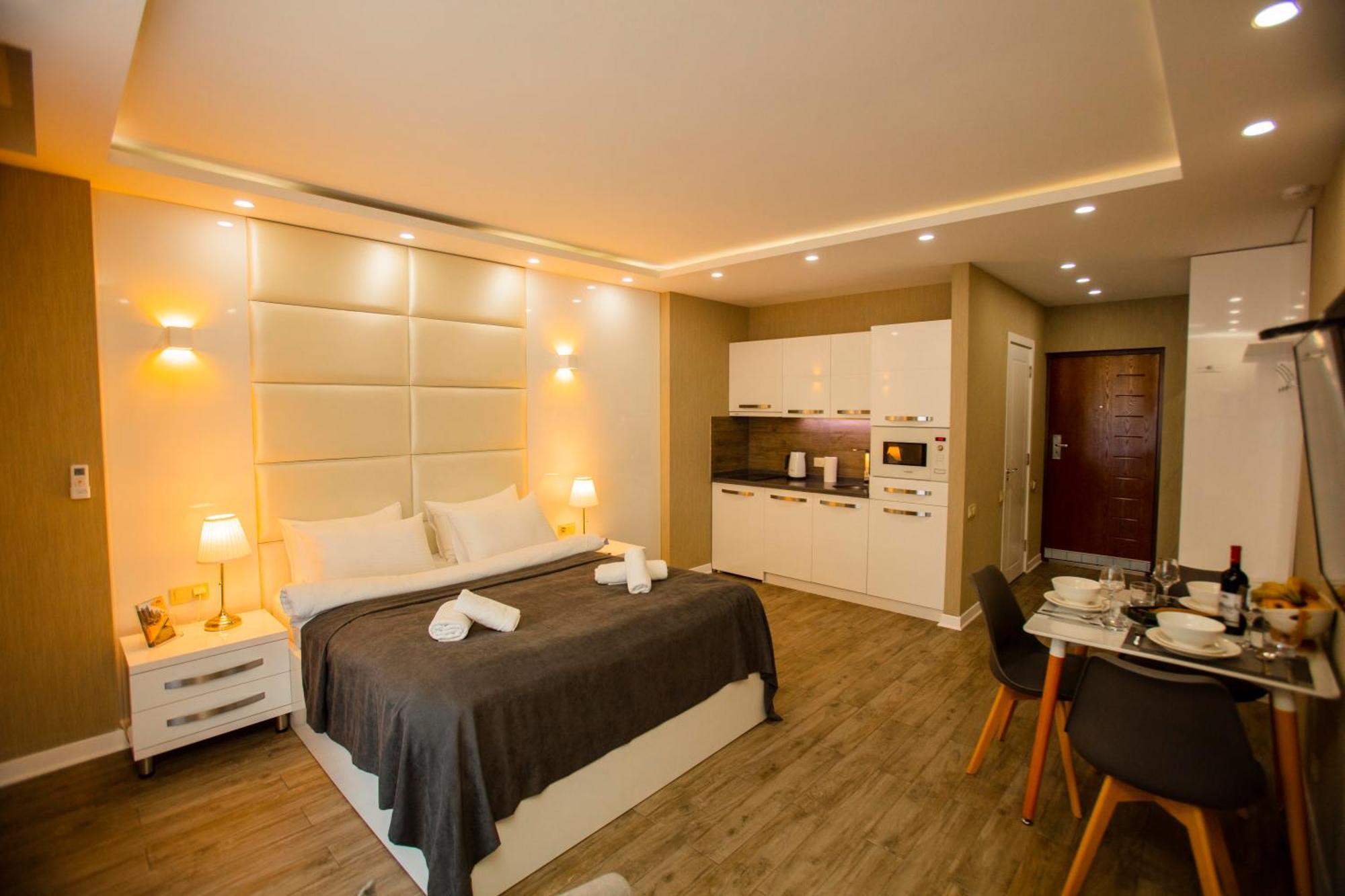 Holiday Lux Tower Batumi Esterno foto