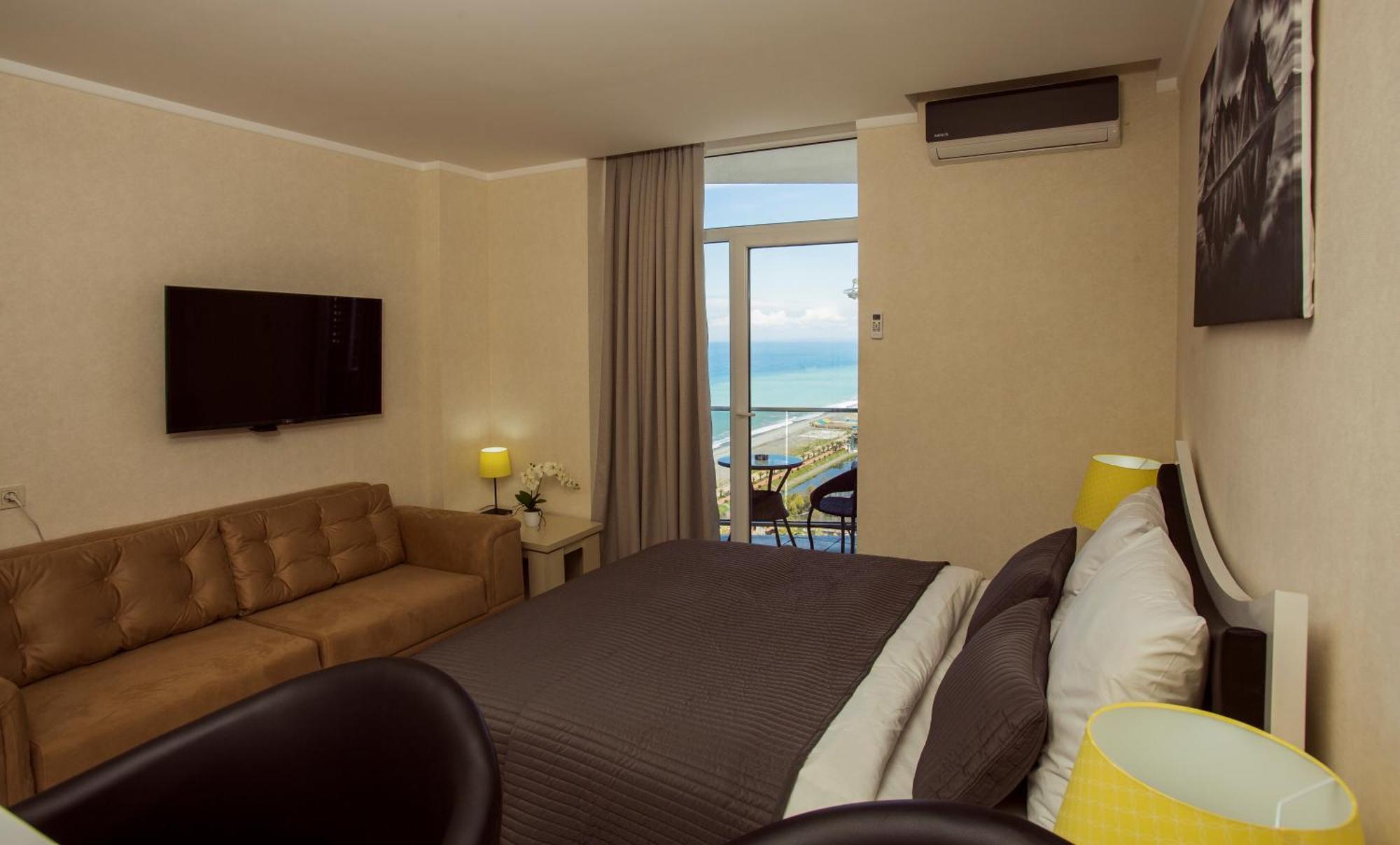 Holiday Lux Tower Batumi Esterno foto