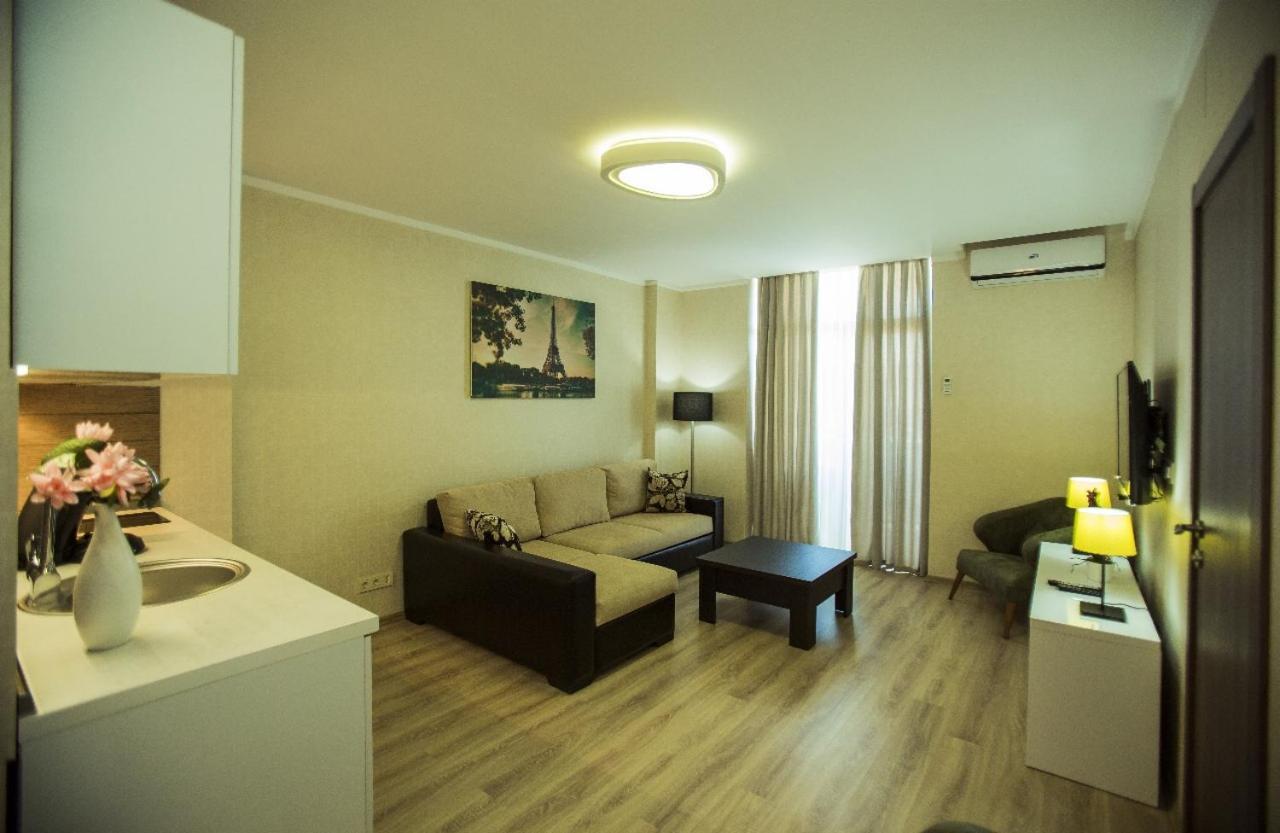 Holiday Lux Tower Batumi Esterno foto