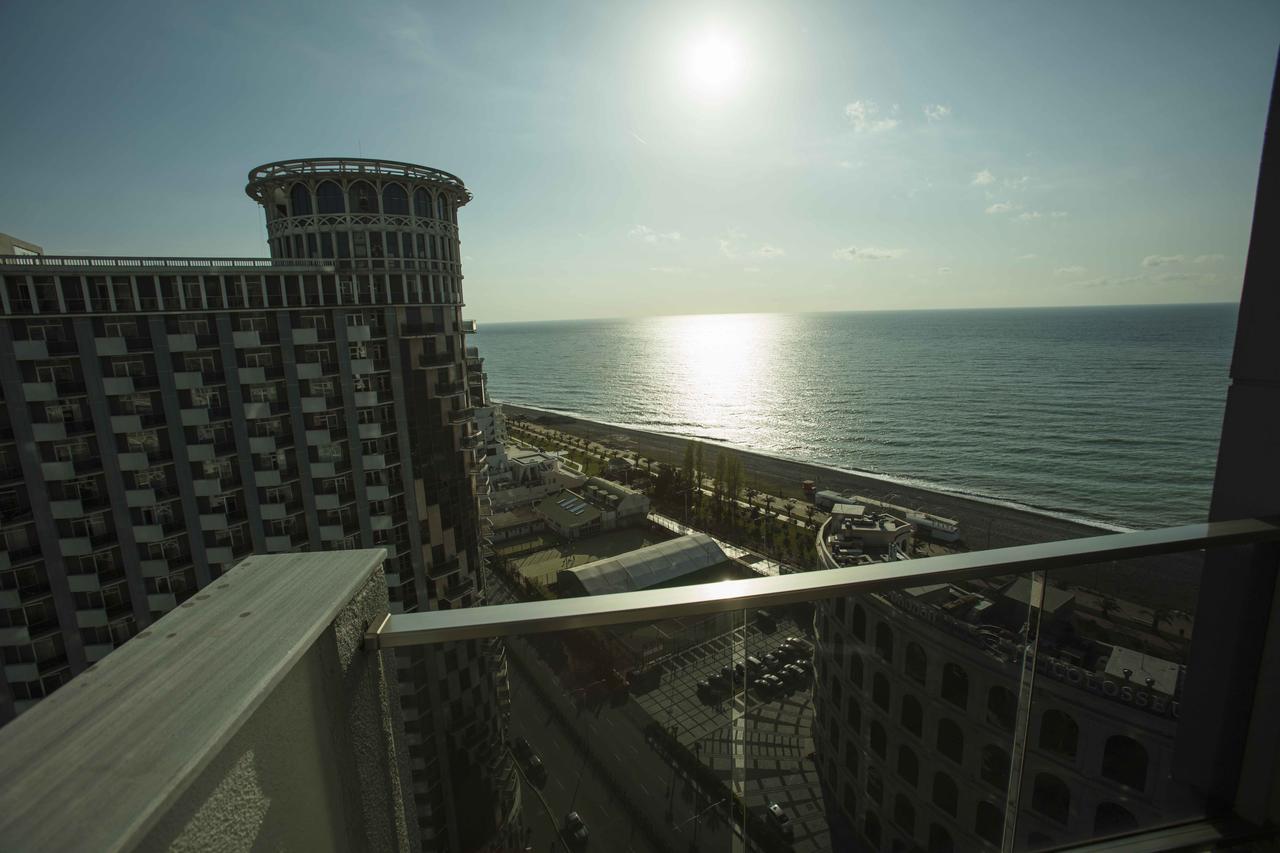 Holiday Lux Tower Batumi Esterno foto