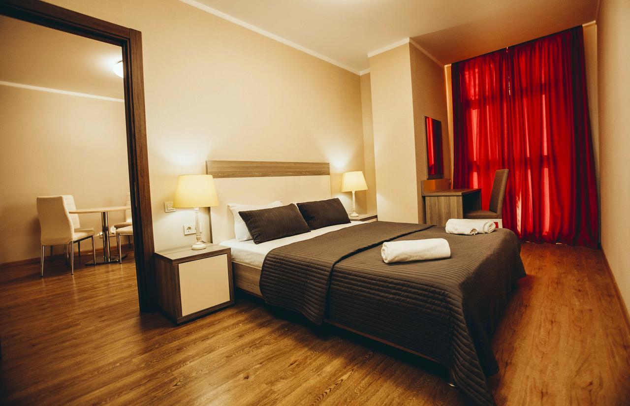 Holiday Lux Tower Batumi Esterno foto