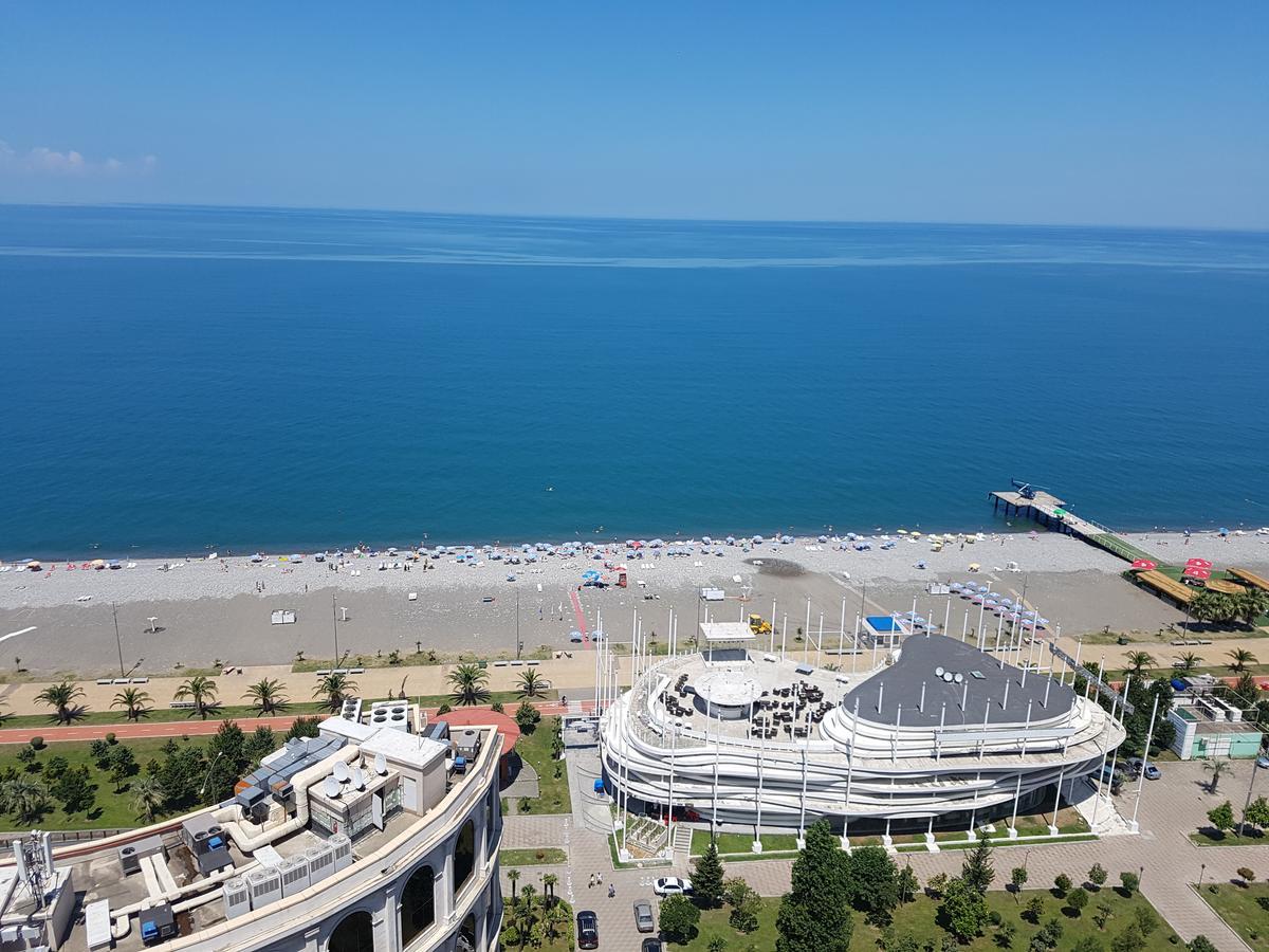 Holiday Lux Tower Batumi Esterno foto