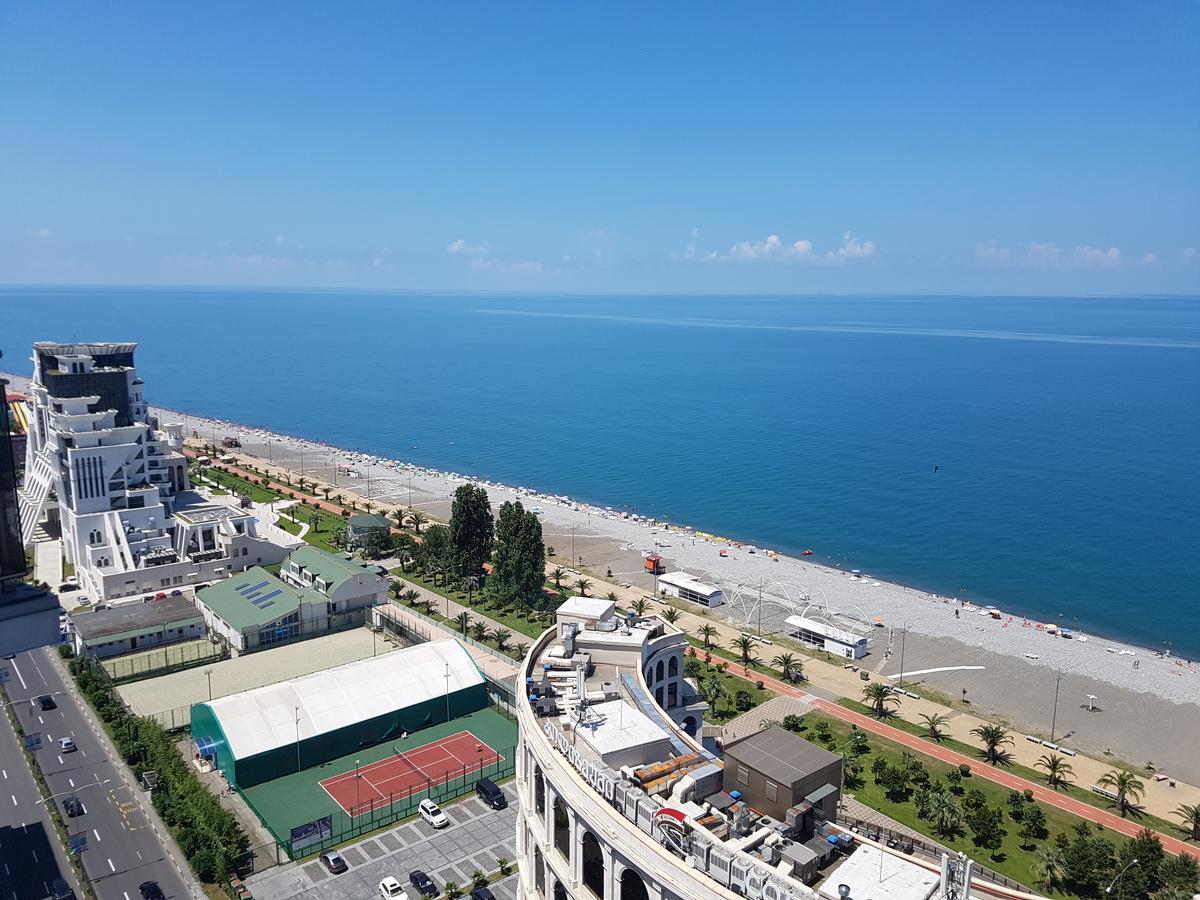Holiday Lux Tower Batumi Esterno foto